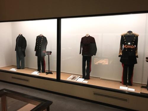 ショーケースに展示された、昔の大礼服と軍服の写真
