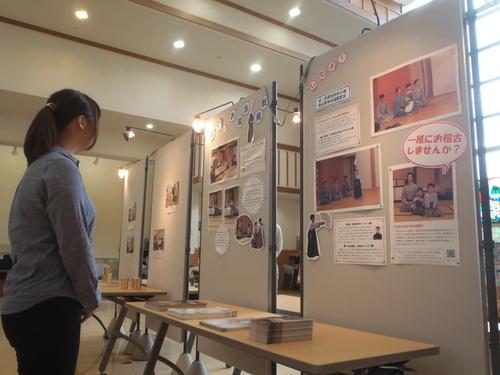 市民活動展の工夫を凝らした展示パネルを眺めている女性の写真