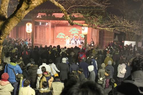 篠山春日神社能舞台を囲むように集まるたくさんの観客の写真