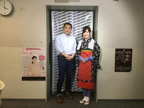 ブース入り口前での丹波篠山観光大使の尾嶋珠里希（おじまじゅりき）さんと林編集長のツーショットの写真