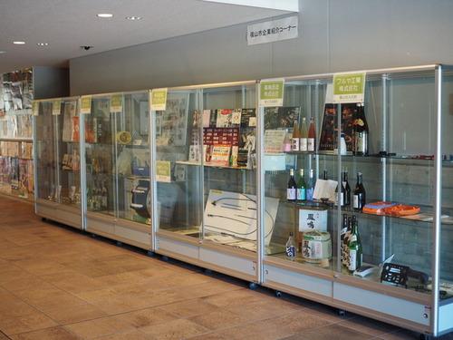 篠山市企業紹介コーナーの酒類等の展示物があるケース全体を映している写真