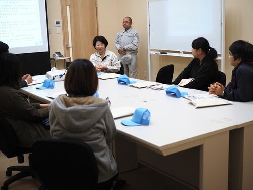 保護者の方々が座って岩崎電機製作所の説明を聞いている写真