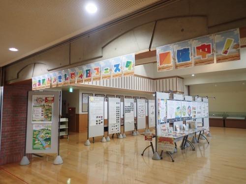 「丹波篠山いきもの48フェスタ開催中！」とカラフルなポスターで彩られたパネル展と書籍コーナーの写真