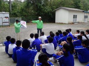 今田中学校の生徒たちが説明員の話を聞いている様子の写真