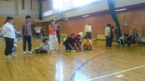篠山市障害者スポーツフェスティバルで人々が競技をしている写真