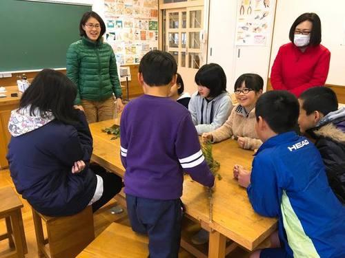 講師をする地域おこし協力隊の小牧満也さん、岸田万穂さんとお箸づくりを楽しむ大山小学校の5年生の児童の写真