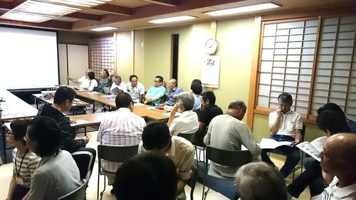 後川下・奥自治会合同で複数名がテーブルや椅子を用意し話し合いを行う住民学習の写真