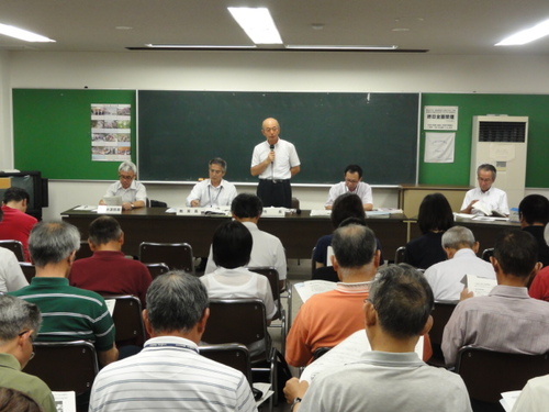 市民の方々が市長から市政の報告、教育長から篠山の教育について説明を受けている写真