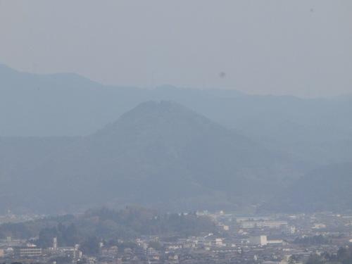黄砂の影響なのか、ぼんやりと見える「丹波富士」の高城山の写真