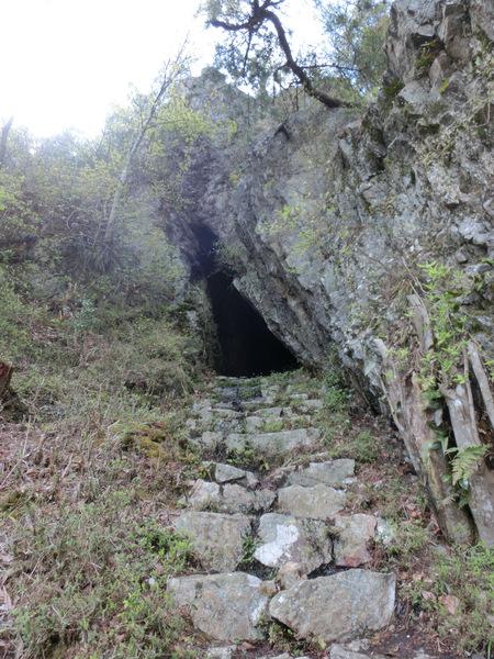 毘沙門天が祀られている毘沙門山の山麓にある岩の洞窟の入口の写真