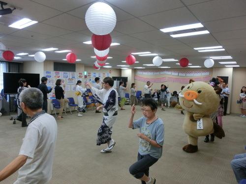阪急交通社で開催されたデカンショ踊りの講習会で踊る男女の写真