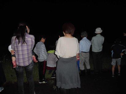 暗闇の中ゲンジボタルやヘイケボタルを鑑賞している参加者の皆さんの写真