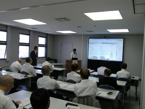 小橋昭彦代表理事を講師に招き会議室で開催された議員研修会の写真