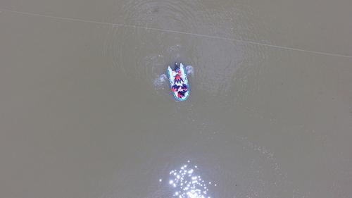 ダムの真上から写した一艘のボートの写真