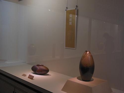備前焼と書かれたショーケースに間隔を置いて並べられた陶器の作品の写真