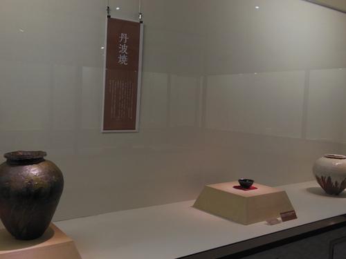 丹波焼と書かれたショーケースに間隔を置いて並べられた陶器の作品の写真
