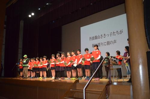 四季の森生涯学習センター多目的ホール壇上に二列に並び学習してきたことを発表する篠山小学校育正会の写真