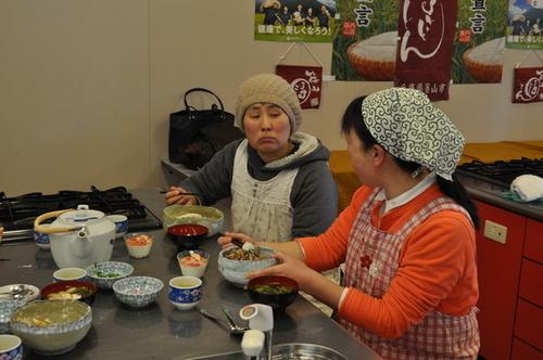 自分たちで作った「篠山まるごと丼」を食べる2人の女性の写真