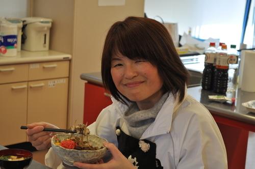 美味しそうに「篠山まるごと丼」を食べている女性の写真