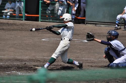 東中野球部の笠井大地さんが球をバットで捉えた瞬間の写真
