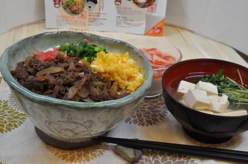 盛り付け完了した「篠山まるごと丼」とお味噌汁の写真
