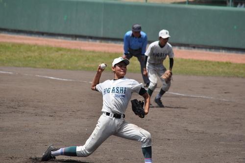 東中野球部の守備で投げようする中森俊介さんと構えている一塁手と一塁審判の写真