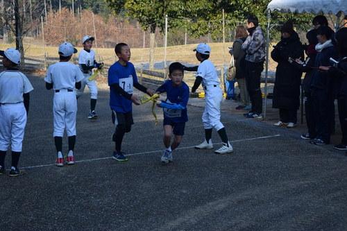 第5回篠山市小学生駅伝競走大会でタスキをつなぐ選手たちの写真