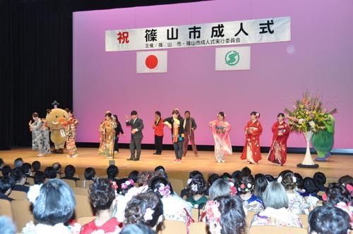 色とりどりの振袖を着た新成人や法被を着た女性、スーツの男性、ゆるキャラがダンスを披露する篠山市成人式の写真