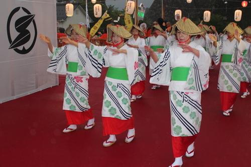 丹南音頭保存会の踊りの様子の写真