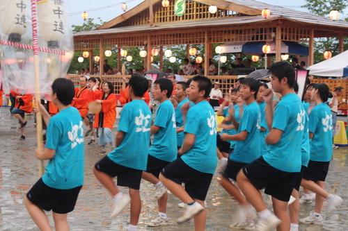 篠山中学校の踊りの様子の写真