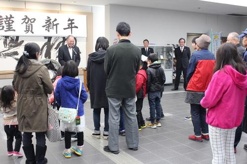 市役所市民ホールで行われ里子の7人と里親・家族の方々が参加した帰園式の写真