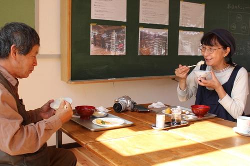 カフェで楽しそうに食事をする2人のお客さんの写真