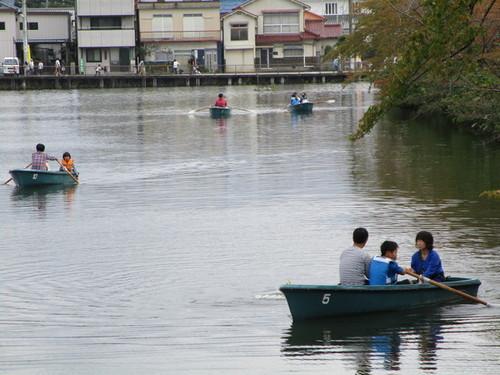 曇り空の篠山城跡北堀で手漕ぎボートにのる4組の利用客の写真