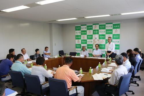 会議室にて篠山市農都創造審議会に参加した方々が机を囲んで座り、審議を行っている様子の写真