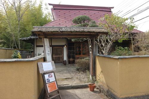 岩茶房丹波ことりの入り口と外観（数寄屋門とメニュー案内）の写真