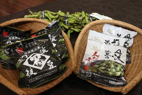 竹製の水切りザルに並べられた丹波黒大豆の冷凍食品の写真