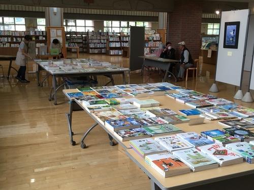 篠山市立中央図書館のテーブル上に展示されている教科書の写真