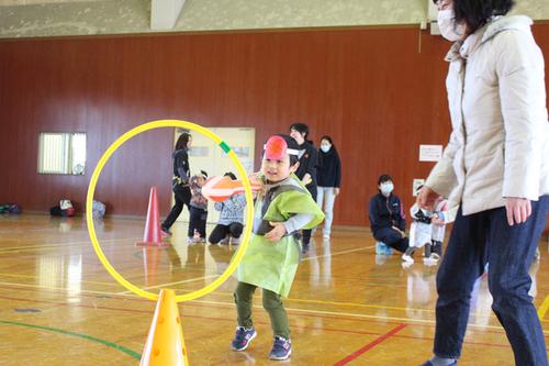 子どもがやりなげの術やボールなどを「投げる」動作をし遊びながら習得している写真