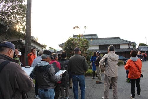市民の参加者達が八上城のかつての城下町の茶屋を鑑賞している様子の写真