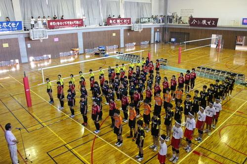 篠山中学校体育館にて整列する中学校バレー部の選手たちの写真