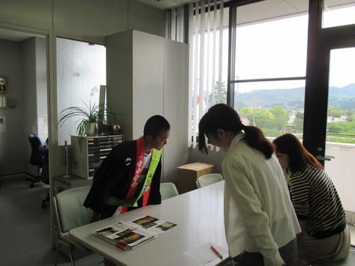 後藤征陽さんが女性の職員の前でデカンショ館の魅力を紹介している様子の写真