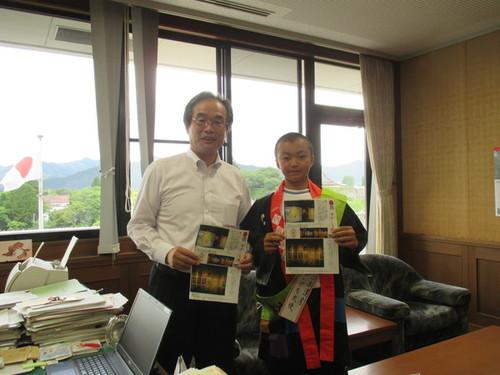 副市長と後藤征陽さんができたチラシを持ってデカンショ館の魅力を紹介する様子の写真
