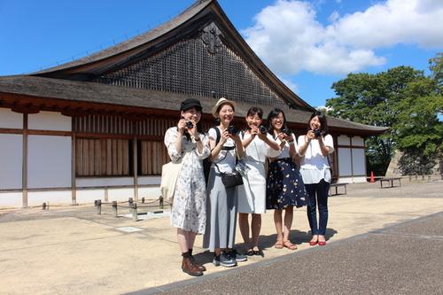 大書院前でオトナササヤマのメンバー5人がカメラを持って並んでいる写真