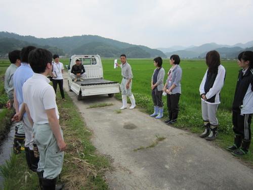 トラックの後方に整列して話を聞く篠山市役所の若手職員の写真