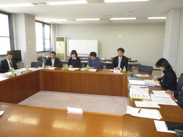 口の字形に配置された机に座り、会議を行う篠山市制20周年事業検討委員会の面々の写真2