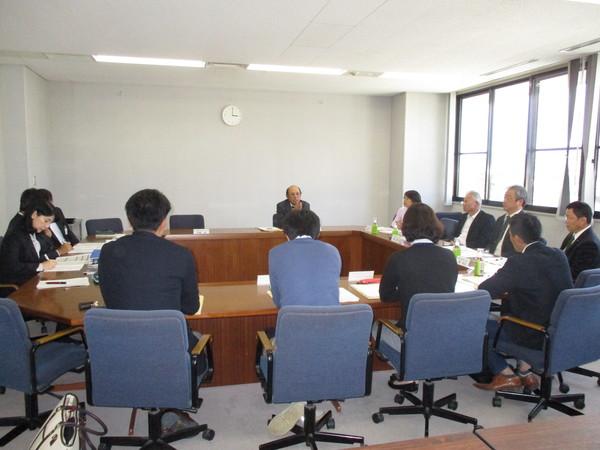 口の字形に配置された机に座り、会議を行う篠山市制20周年事業検討委員会の面々の写真3