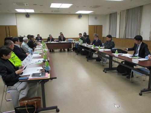 コの字型にした長机に座り、資料を手に取りながら意見を交わす篠山市地元就職応援検討委員会の写真