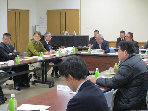 笑顔で意見に耳を傾ける篠山市地元就職応援検討委員会の参加者の方々の写真