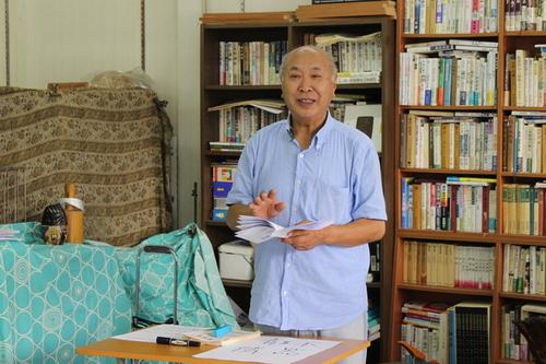 論語や漢字について講義する篠山論語塾主宰の熊谷滿さんの写真