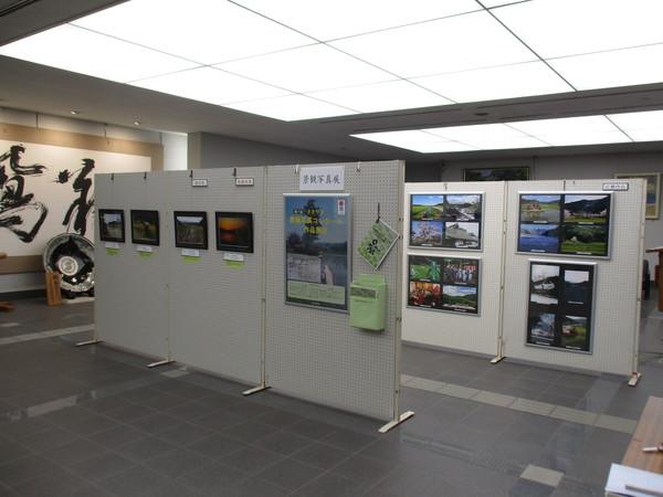 応募作品を展示している市民ホール会場内の写真